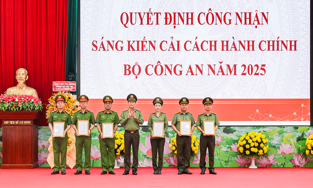 Thứ trưởng Lê Quốc Hùng trao công nhận sáng kiến cải cách hành chính cho Công an các đơn vị, địa phương, trong đó có lãnh đạo Công an tỉnh Bắc Ninh (đứng thứ 2 từ trái sang).