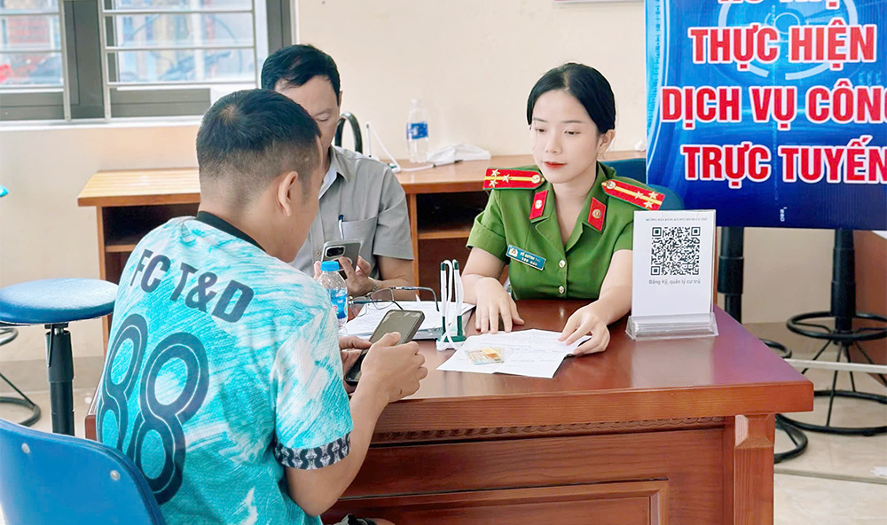 Cán bộ Công an phường Bắc Giang hướng dẫn người dân thực hiện nộp hồ sơ giải quyết thủ tục hành chính trực tuyến.