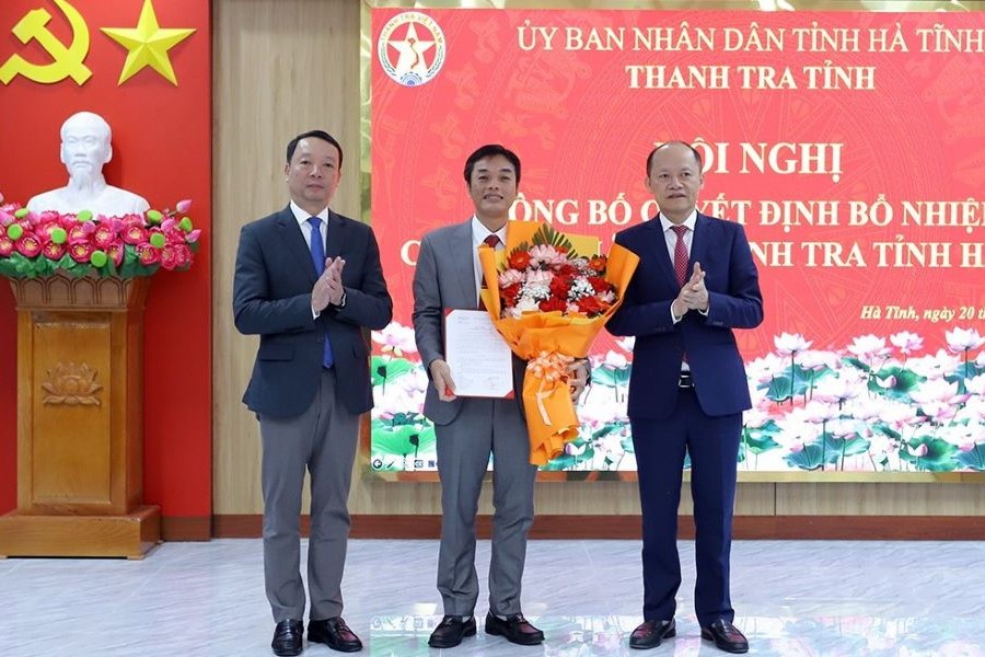 Phó Bí thư Thường trực Tỉnh ủy Nguyễn Hồng Lĩnh và Chủ tịch UBND tỉnh Phan Thiên Định trao quyết định và tặng hoa chúc mừng tân Chánh Thanh tra tỉnh Lê Anh Sơn.