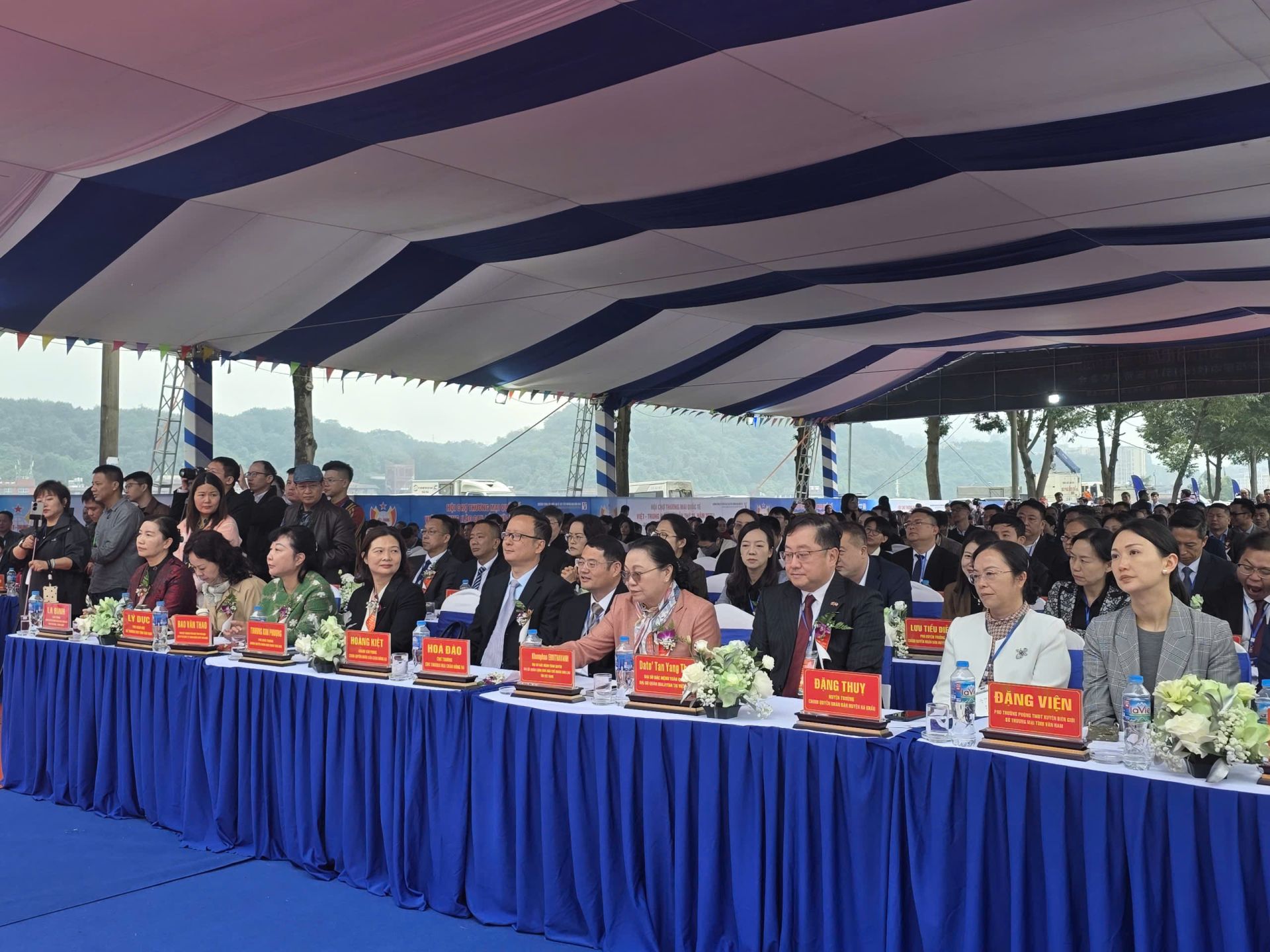 Đại biểu tham dự lễ khai mạc hội chợ