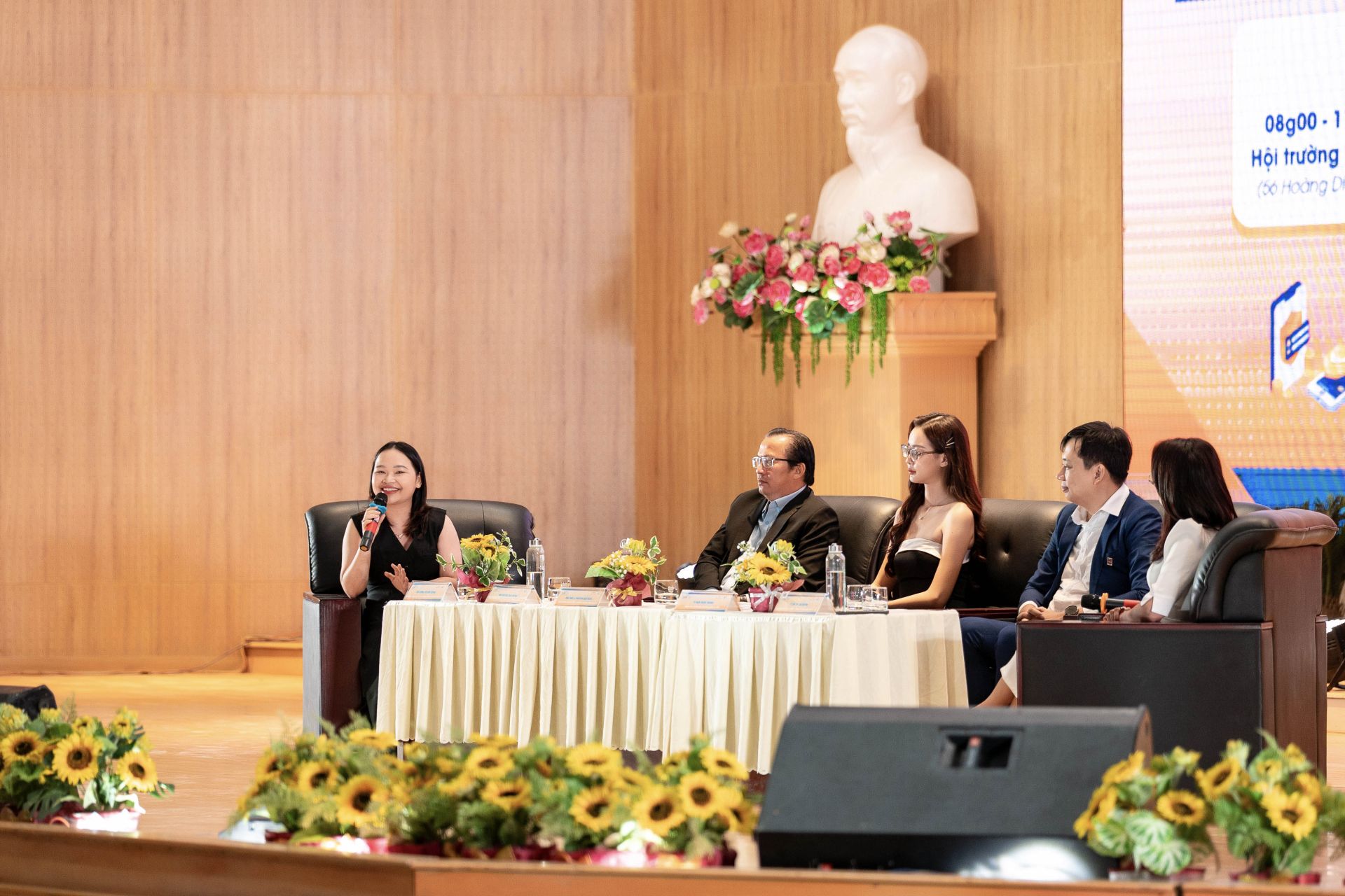 Các đại diện Home Credit tham gia chia sẻ trong chuỗi hoạt động University Tour 2025.