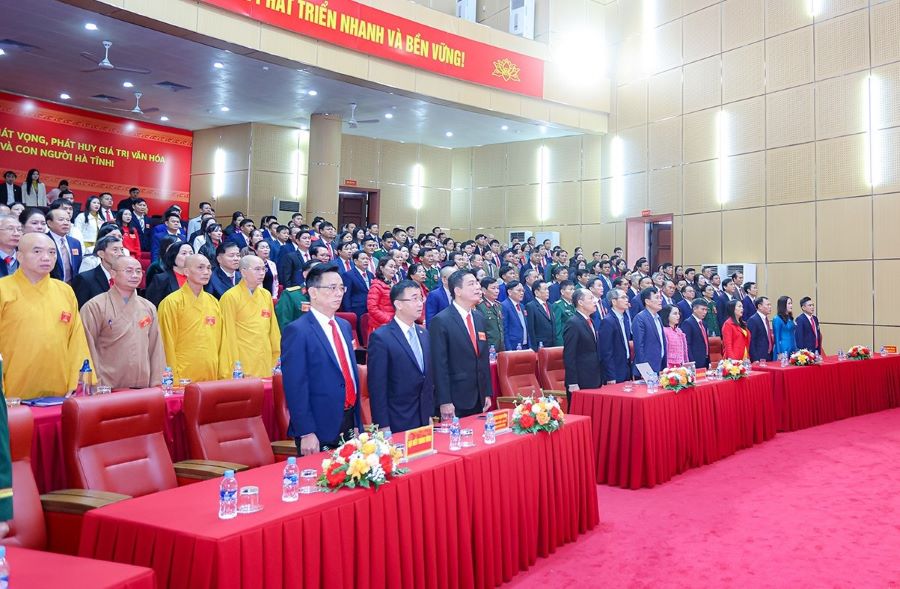 Các đại biểu tham dự đại hội thực hiện nghi thức chào cờ.