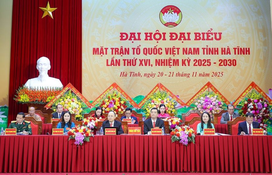 Đoàn chủ tịch điều hành đại hội.