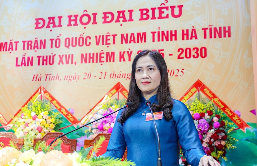 Phó Chủ tịch Ủy ban MTTQ tỉnh Hà Tĩnh Phạm Thị Thu Hà trình bày báo cáo kiểm điểm của Ủy ban MTTQ Việt Nam tỉnh Hà Tĩnh khóa XV, nhiệm kỳ 2024 - 2029.