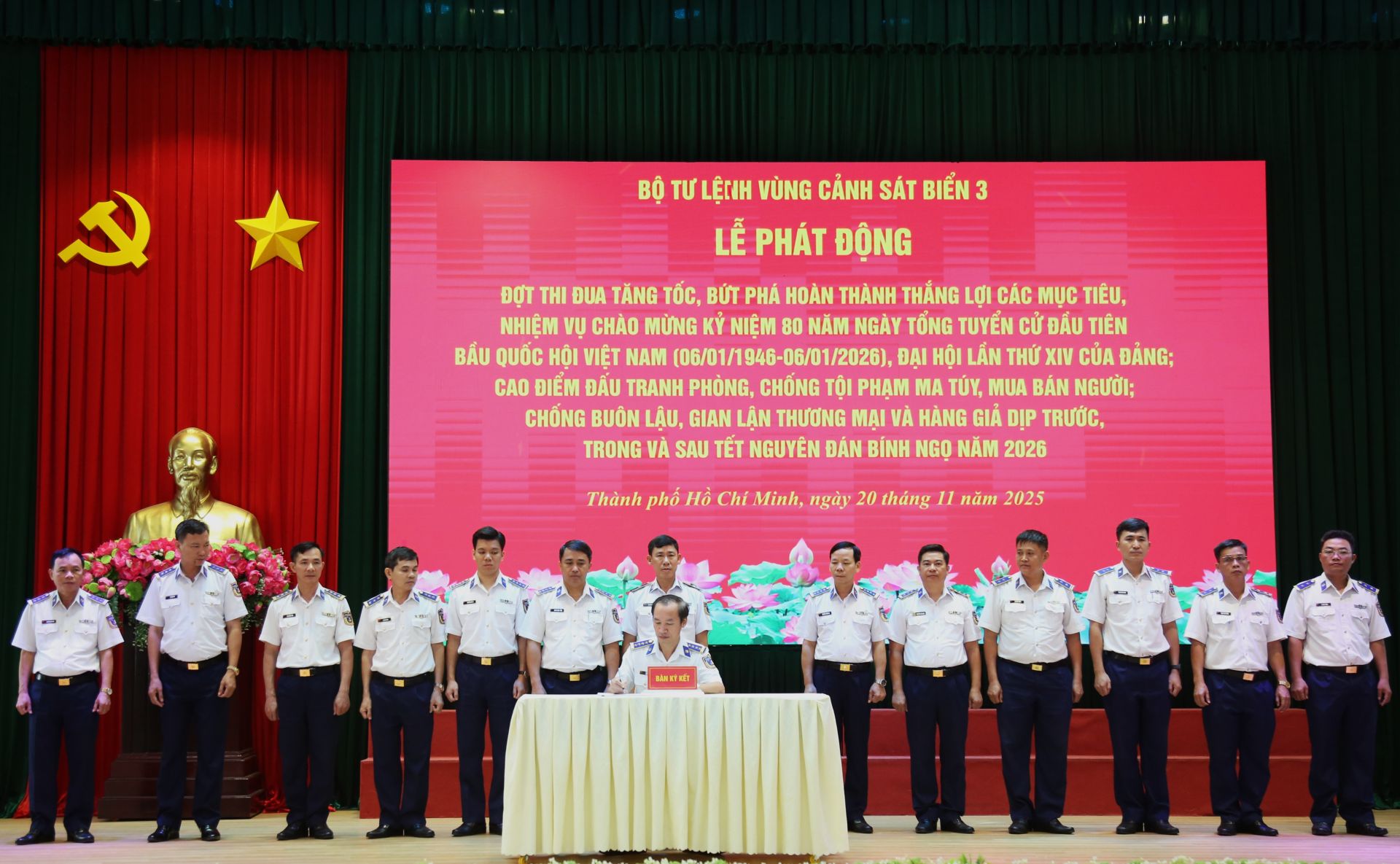 Đại tá Lê Văn Tú, Chính ủy BTL Vùng Cảnh sát biển 3 ký xác nhận giao ước thi đua giữa các cơ quan, đơn vị