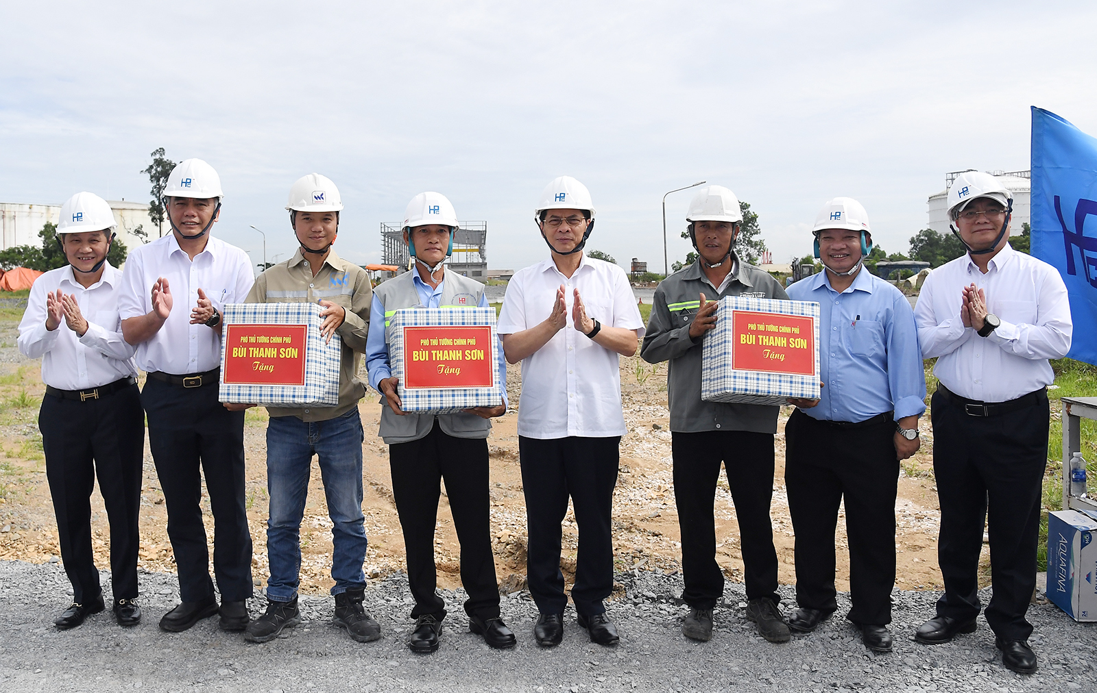 Phó Thủ tướng tặng quà cho công nhân, người lao động đang làm việc tại công trường xây dựng Dự án Nhà máy điện khí LNG Hiệp Phước. (Ảnh: VGP/Hải Minh) Phó Thủ tướng tặng quà cho công nhân, người lao động đang làm việc tại công trường xây dựng Dự án Nhà máy điện khí LNG Hiệp Phước. (Ảnh: VGP/Hải Minh)
