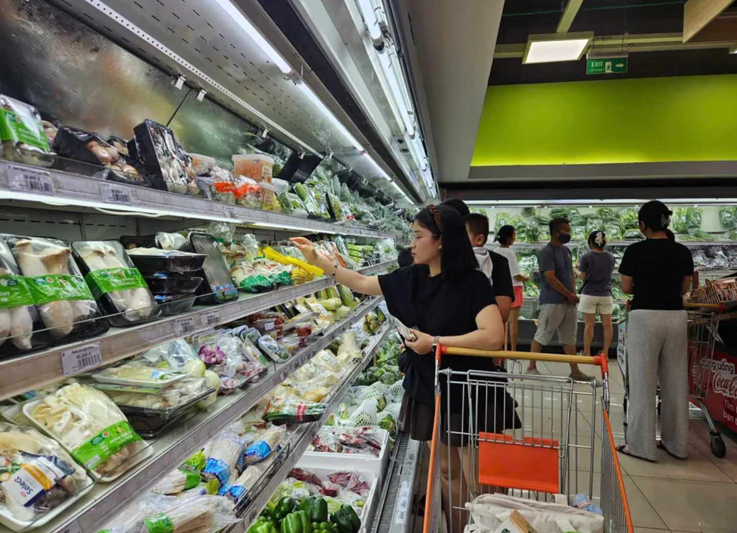 Tình trạng nhiều loại hàng hóa không rõ nguồn gốc, giả mạo xuất xứ len lỏi khắp các kênh phân phối, gây thiệt hại lớn cho doanh nghiệp chân chính và ảnh hưởng nghiêm trọng đến niềm tin người tiêu dùng. Ảnh: KT