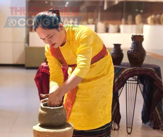 Hoạt động trải nghiệm chuốt gốm theo kỹ thuật làm gốm cổ Bàu Trúc.