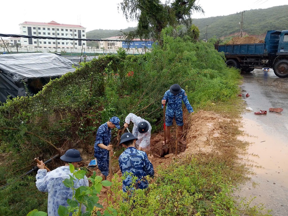 Cán bộ chiến sĩ Hải đoàn 32 gia cố điểm sạt lở