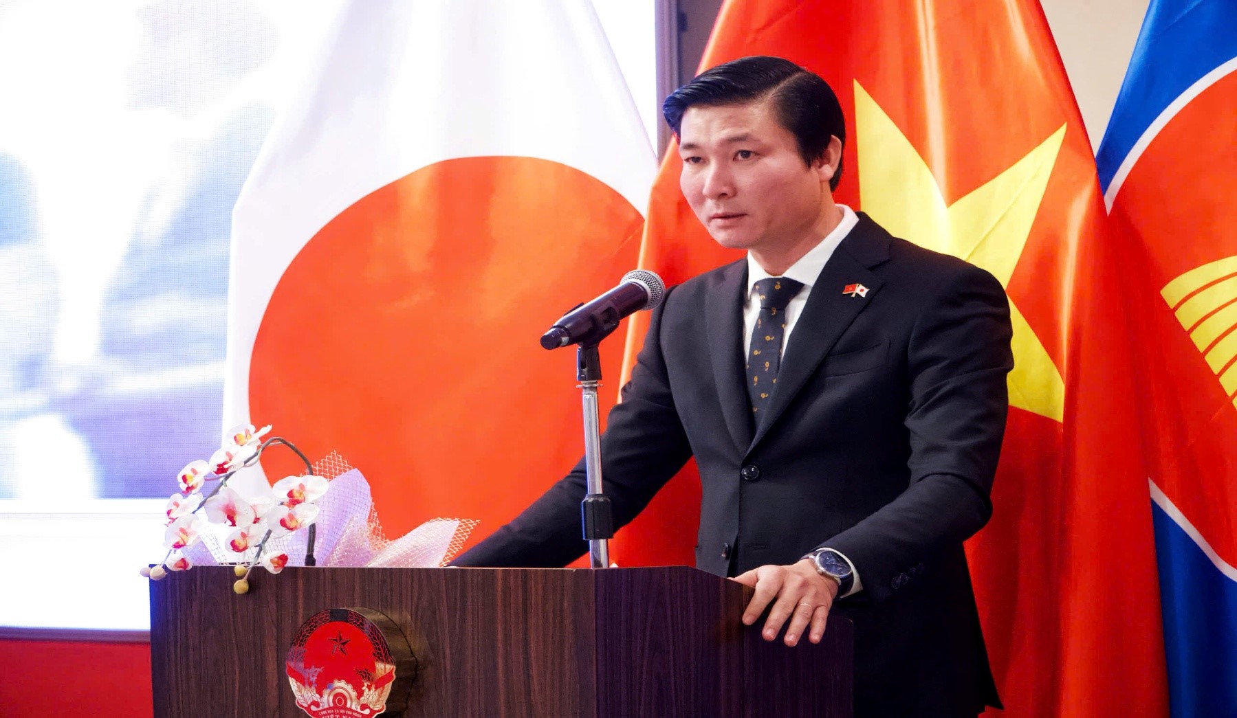 Giám đốc Sở Tài chính tỉnh Tây Ninh Trương Văn Liếp giới thiệu về môi trường đầu tư của tỉnh Giám đốc Sở Tài chính tỉnh Tây Ninh Trương Văn Liếp giới thiệu về môi trường đầu tư của tỉnh