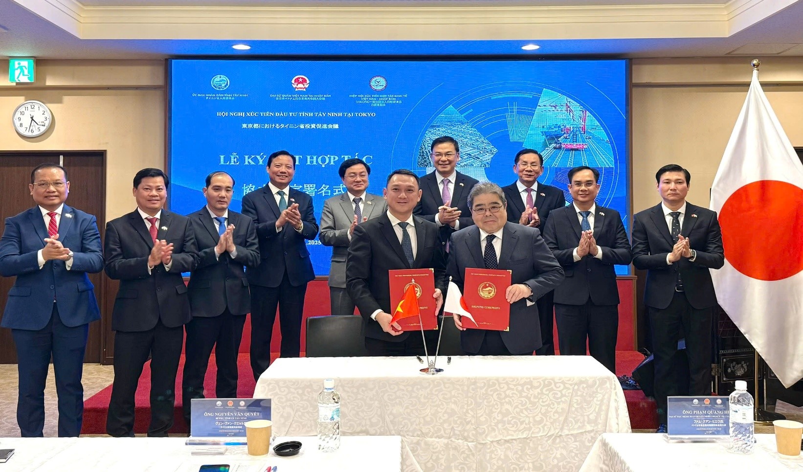 Lễ ký kết hợp tác tại Hội nghị xúc tiến đầu tư tỉnh Tây Ninh tại Tokyo Lễ ký kết hợp tác tại Hội nghị xúc tiến đầu tư tỉnh Tây Ninh tại Tokyo