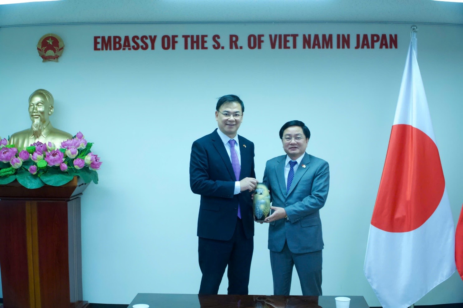 Bí thứ Tỉnh ủy Tây Ninh Nguyễn Văn Quyết và Đại sứ Việt Nam tại Nhật Bản Phạm Quang Hiệu Bí thứ Tỉnh ủy Tây Ninh Nguyễn Văn Quyết và Đại sứ Việt Nam tại Nhật Bản Phạm Quang Hiệu