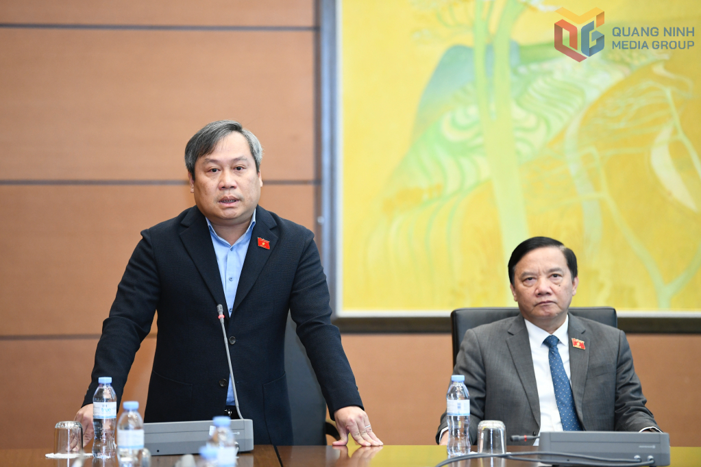 Ông Vũ Đại Thắng, Bí thư Tỉnh ủy, Trưởng đoàn ĐBQH tỉnh Quảng Ninh, phát biểu tại chương trình.