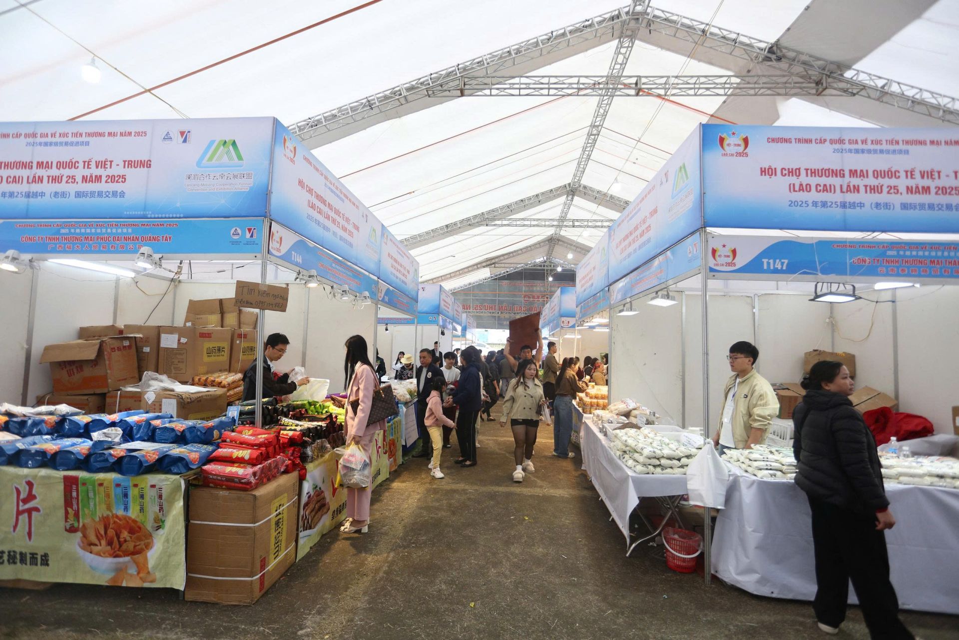 Các gian hàng giới thiệu sản phẩm tại hội chợ