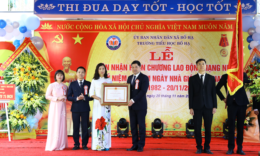 Thừa ủy quyền của Chủ tịch nước, đồng chí Nguyễn Hồng Thái trao Huân chương Lao động hạng Nhì cho Trường Tiểu học Bố Hạ.