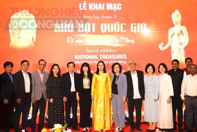 Phó Chủ tịch UBND TP. Đà Nẵng bà Nguyễn Thị Anh Thi (áo dài màu vàng) dự khai mạc cùng đại diện các sở, ngành, hiệp hội, chuyên gia về văn hóa Champa.