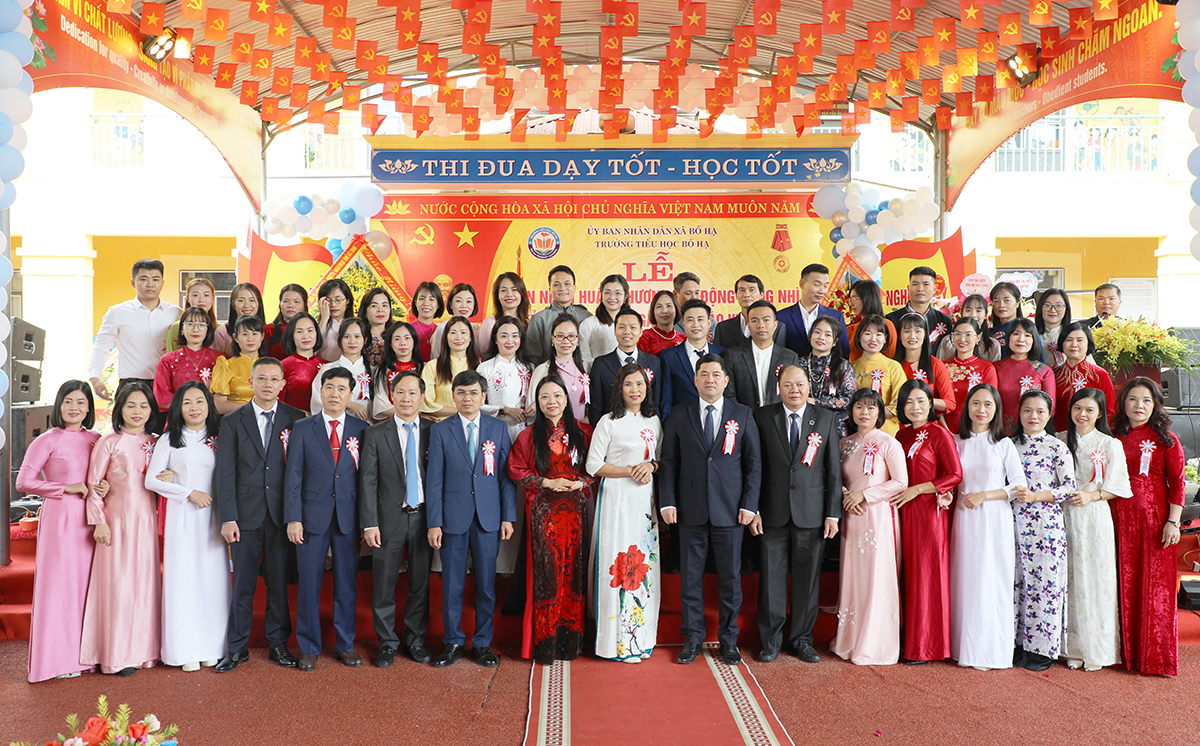 Bí thư Tỉnh ủy Nguyễn Hồng Thái chụp ảnh lưu niệm với các thế hệ cán bộ, giáo viên Trường Tiểu học Bố Hạ