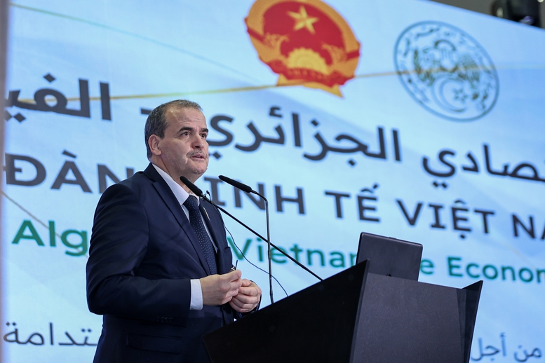 Khẳng định các doanh nghiệp Việt Nam và Algeria đều có nhiều rất nhiều cơ hội, Bộ trưởng Bộ Thương mại và Xúc tiến Xuất khẩu Algeria cho rằng đây là lúc hai nước cần phải tận dụng cơ hội từ nhu cầu của cả hai bên, trên nền tảng quan hệ chính trị đầy tin cậy và rất tốt đẹp - Ảnh: VGP/Nhật Bắc