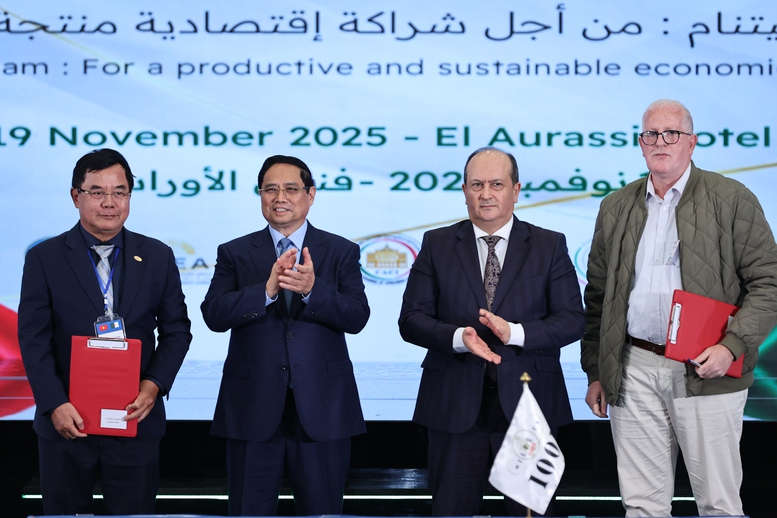 Thủ tướng Phạm Minh Chính và Thủ tướng Sifi Ghrieb chứng kiến ký kết giữa các doanh nghiệp Việt Nam và Algeria - Ảnh: VGP/Nhật Bắc