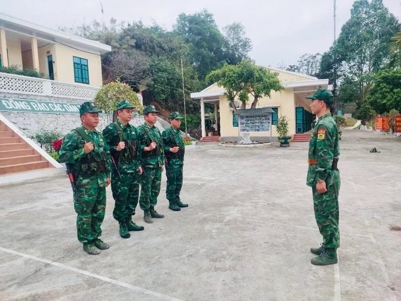 Cán bộ, chiến sĩ Đồn Biên phòng Quang Chiểu triển khai lực lượng tuần tra bảo vệ đường biên giới khu vực cột mốc.