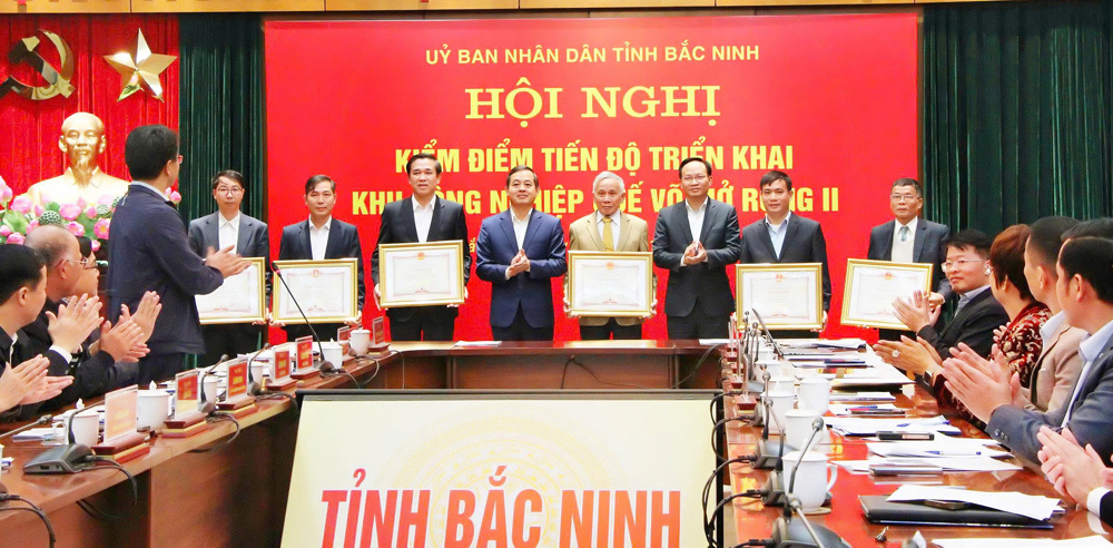C&aacute;c tập thể, c&aacute; nh&acirc;n, hộ gia đ&igrave;nh c&oacute; th&agrave;nh t&iacute;ch ti&ecirc;u biểu trong c&ocirc;ng t&aacute;c giải ph&oacute;ng mặt bằng được tặng Bằng khen của Chủ tịch UBND tỉnh Bắc Ninh.