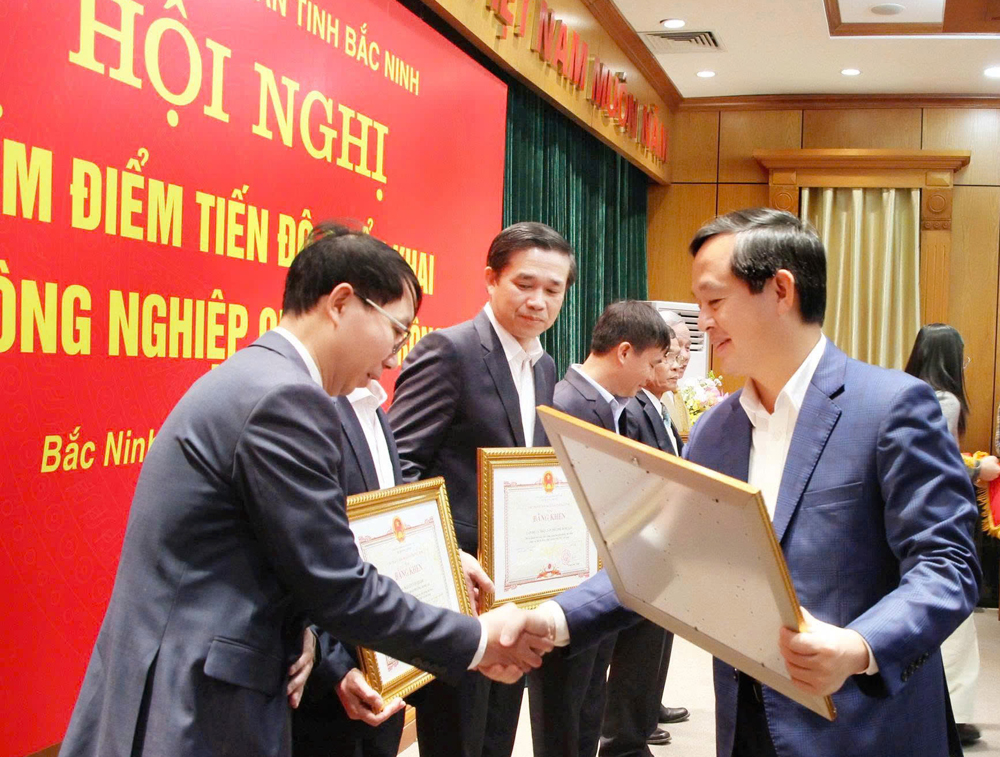 Đồng ch&iacute; Phạm Ho&agrave;ng Sơn trao Bằng khen cho c&aacute;c tập thể, c&aacute; nh&acirc;n c&oacute; th&agrave;nh t&iacute;ch ti&ecirc;u biểu trong c&ocirc;ng t&aacute;c giải ph&oacute;ng mặt bằng.