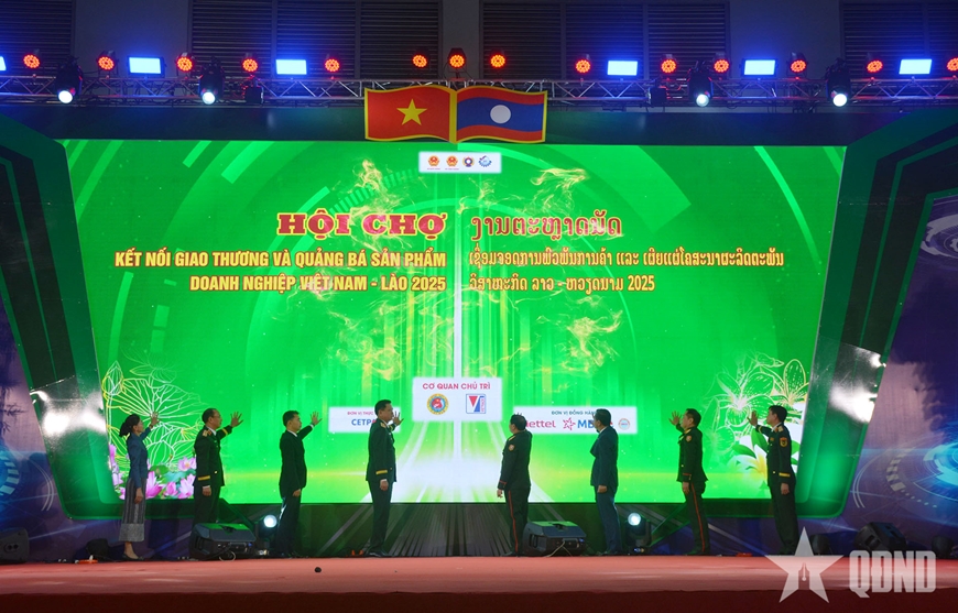 Các đại biểu thực hiện nghi thức khai mạc hội chợ. (Ảnh: qdnd.vn) Các đại biểu thực hiện nghi thức khai mạc hội chợ. (Ảnh: qdnd.vn)