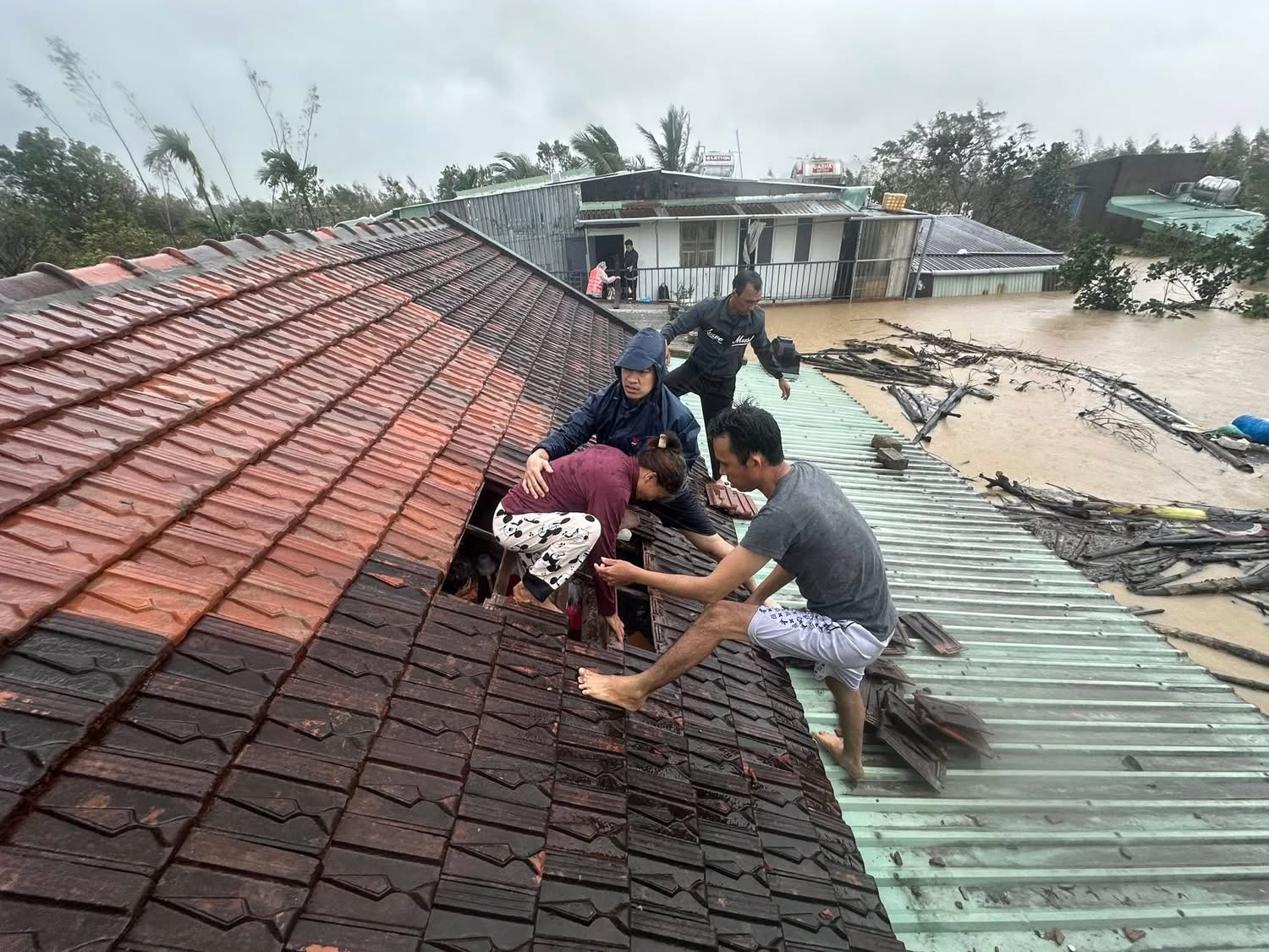 Mưa lũ miền Trung – Tây Nguyên: 21 người chết và mất tích, hơn 43.000 nhà bị ngập