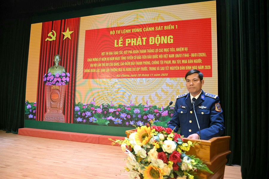 Thượng tá Trương Văn Hùng, Ủy viên Ban Thường vụ Đảng ủy, Phó Chính ủy Bộ Tư lệnh Vùng Cảnh sát biển 1 phát biểu phát động Đợt thi đua. Thượng tá Trương Văn Hùng, Ủy viên Ban Thường vụ Đảng ủy, Phó Chính ủy Bộ Tư lệnh Vùng Cảnh sát biển 1 phát biểu phát động Đợt thi đua.