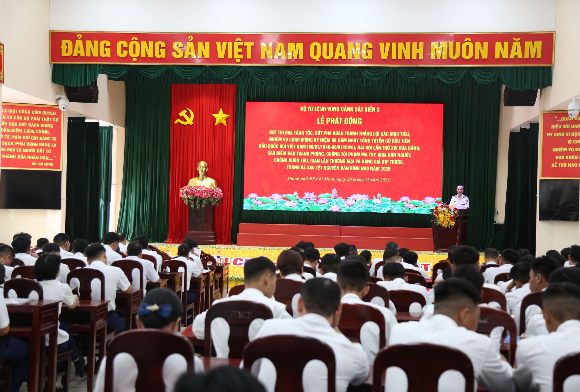 Quang cảnh lễ phát động thi đua