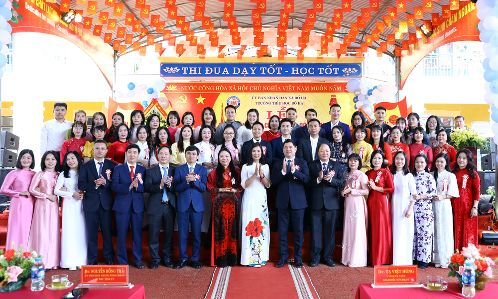 Các đại biểu chụp ảnh lưu niệm với tập thể nhà trường.