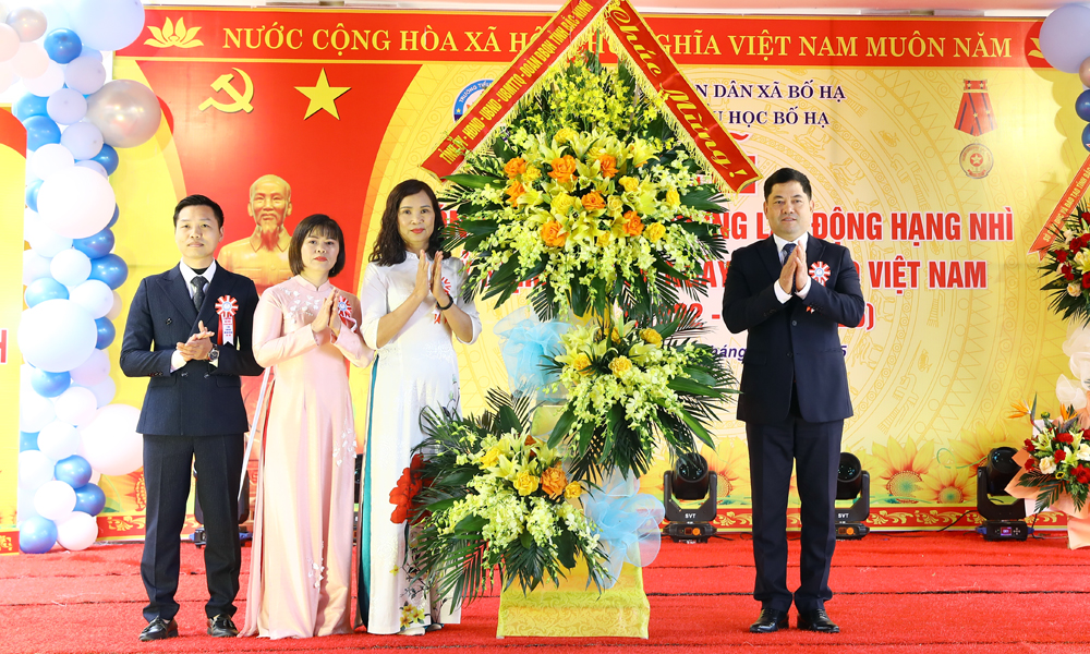 Đồng chí Bí thư Tỉnh ủy tặng hoa chúc mừng cán bộ, giáo viên nhà trường.