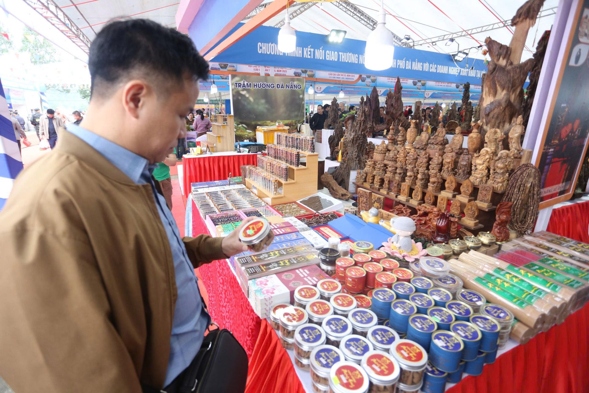 Du khách tham quan gian hàng tại hội chợ