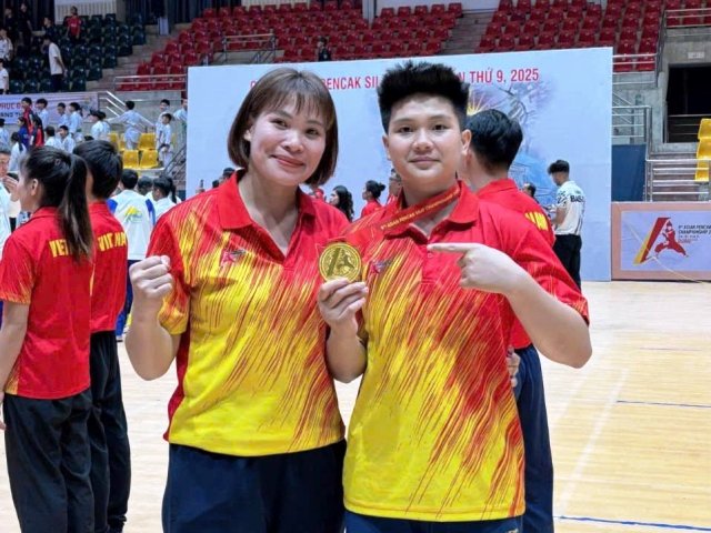 Huấn luyện viên Phan Thị Huyền và Vận động viên Cao Thủy Tiên (môn Pencak Silat) vinh dự được nhận Huân chương Lao động hạng Nhì.