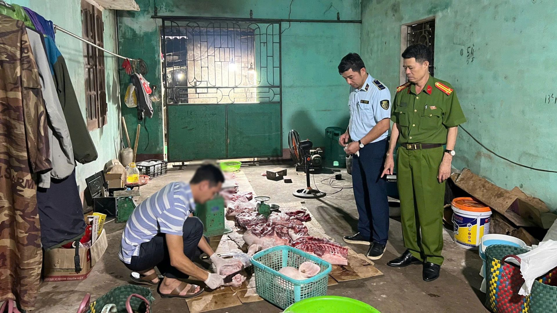 Lực lượng làm rõ hành vi vi phạm các quy định về vệ sinh an toàn thực phẩm, gây nguy cơ nghiêm trọng đối với sức khỏe cộng đồng.