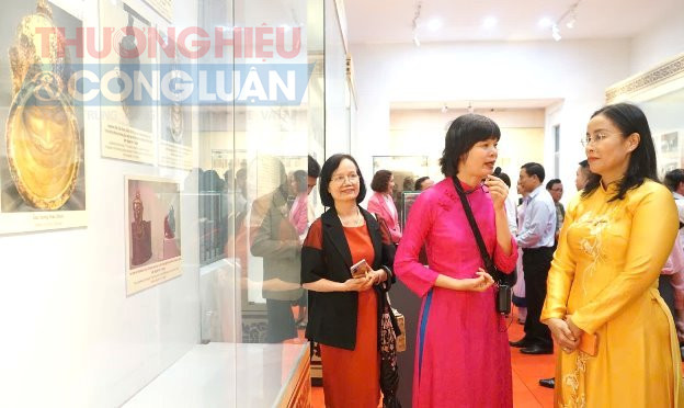 Phó Chủ tịch UBND TP. Đà Nẵng bà Nguyễn Thị Anh Thi (bên phải) tham quan không gian trưng bày chuyên đề.