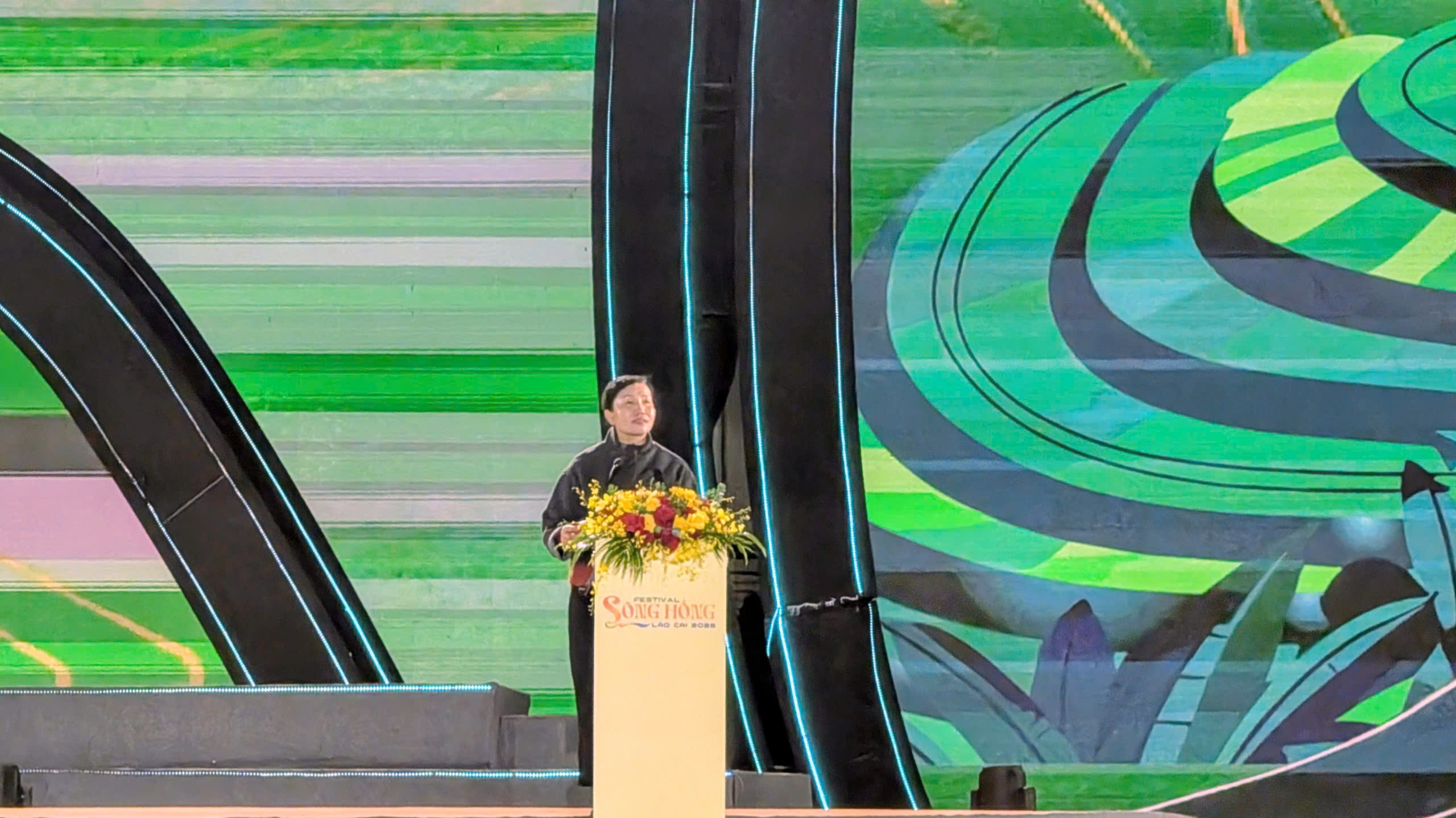 Bà La Bình - Phó Bí thư, Châu trưởng Chính quyền Nhân dân Châu Hồng Hà (Vân Nam, Trung Quốc) phát biểu trong lễ khai mạc