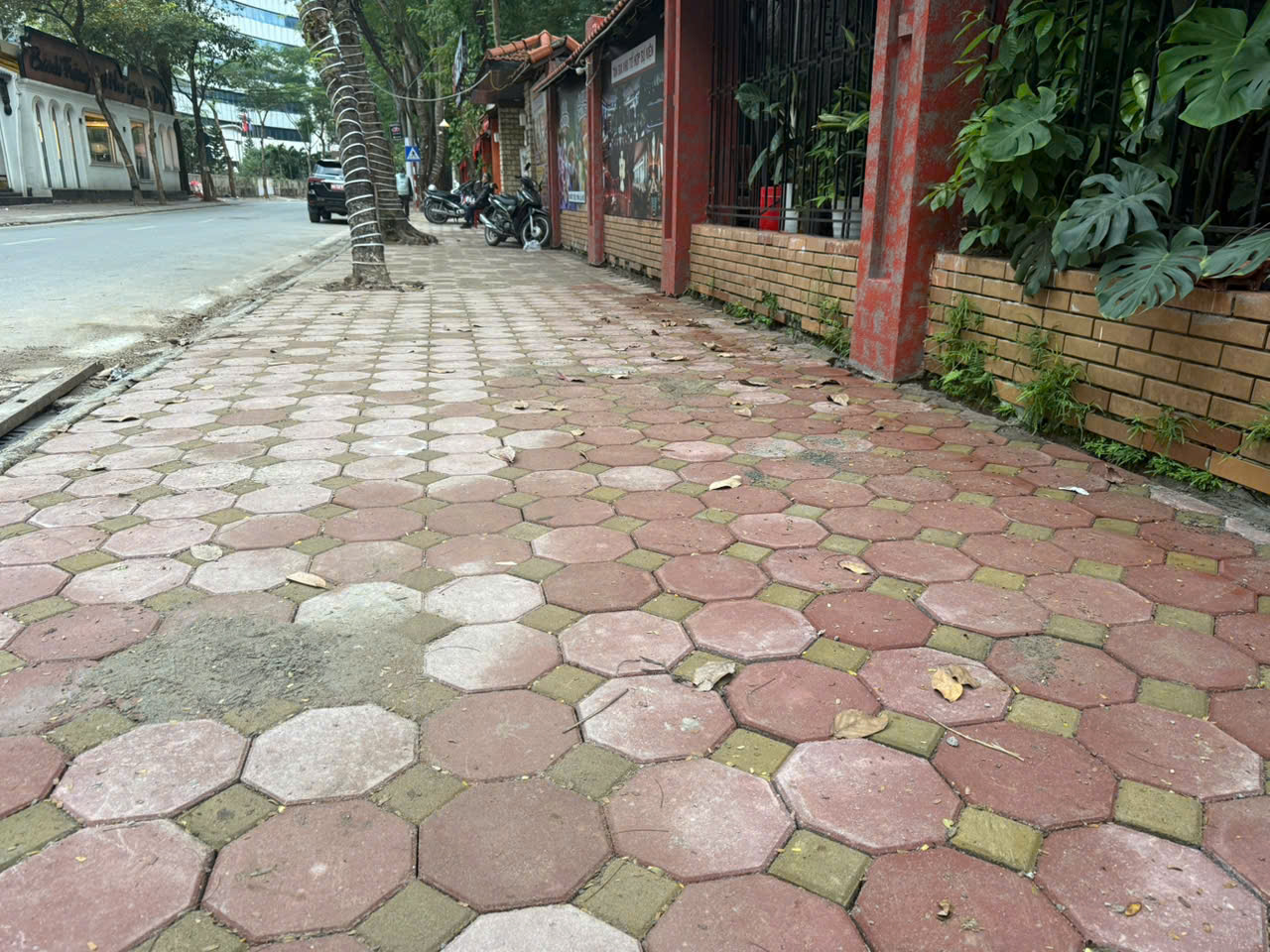 Vỉa hè sau khi được lát lại, bề mặt đồng bộ và sạch đẹp tại khu vực Chùa Hà, phường Nghĩa Đô.