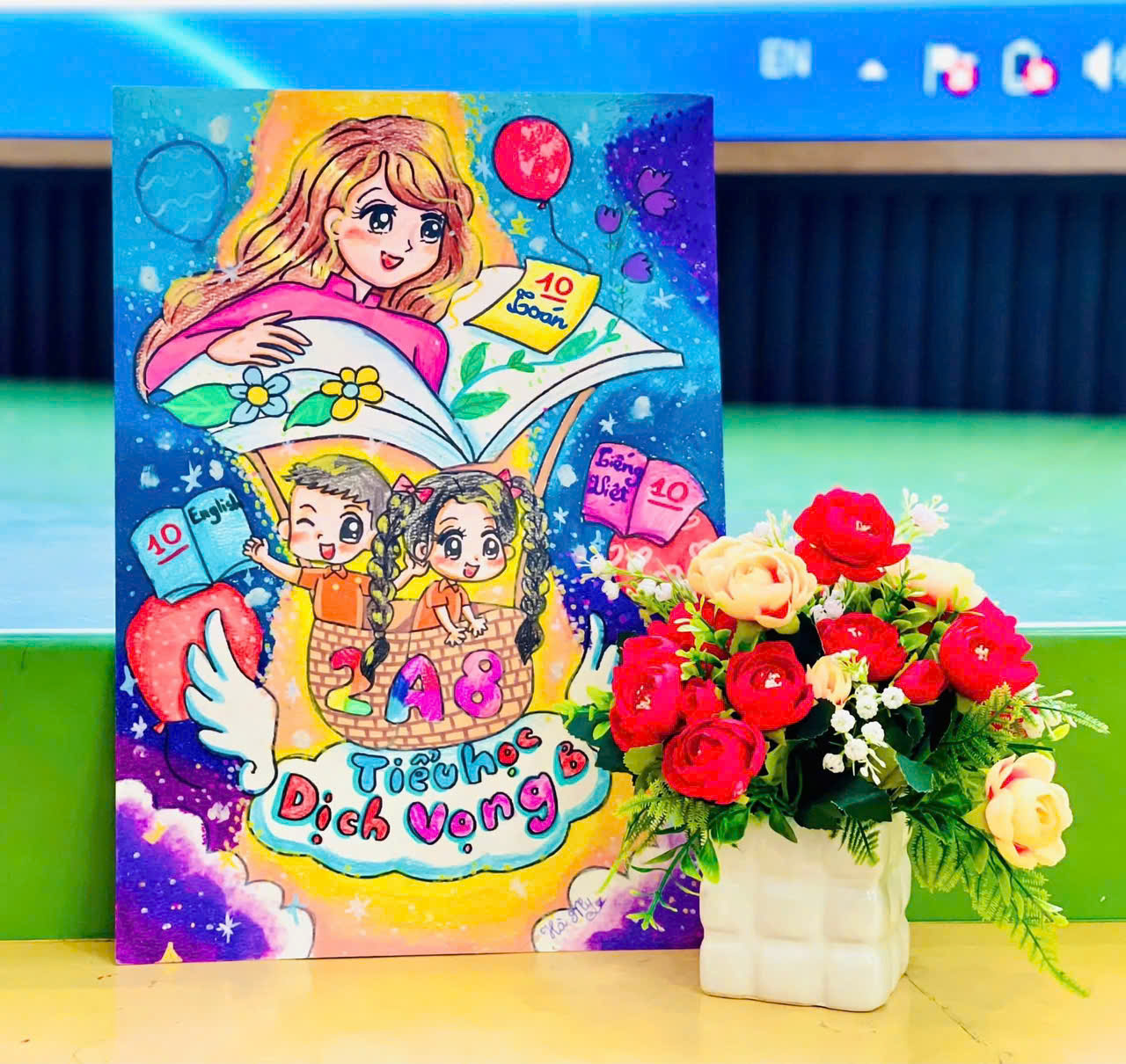 Thiệp chúc mừng, hoa giấy và các chi tiết trang trí được học sinh tự tay làm, thể hiện tình cảm tri ân gửi tới thầy cô.