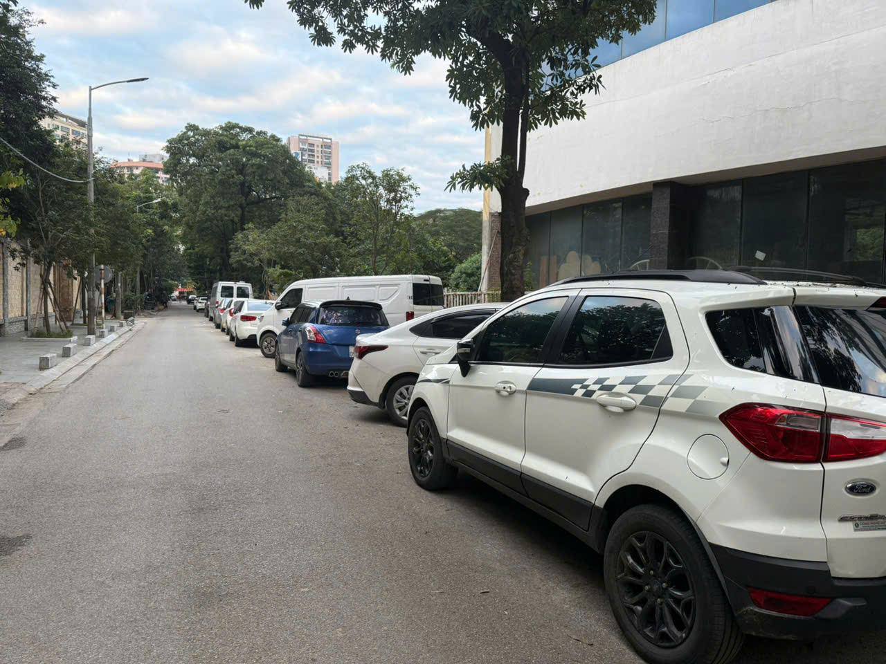 Tình trạng bãi đỗ xe tạm qua đêm gia tăng tại nhiều khu dân cư Hà Nội