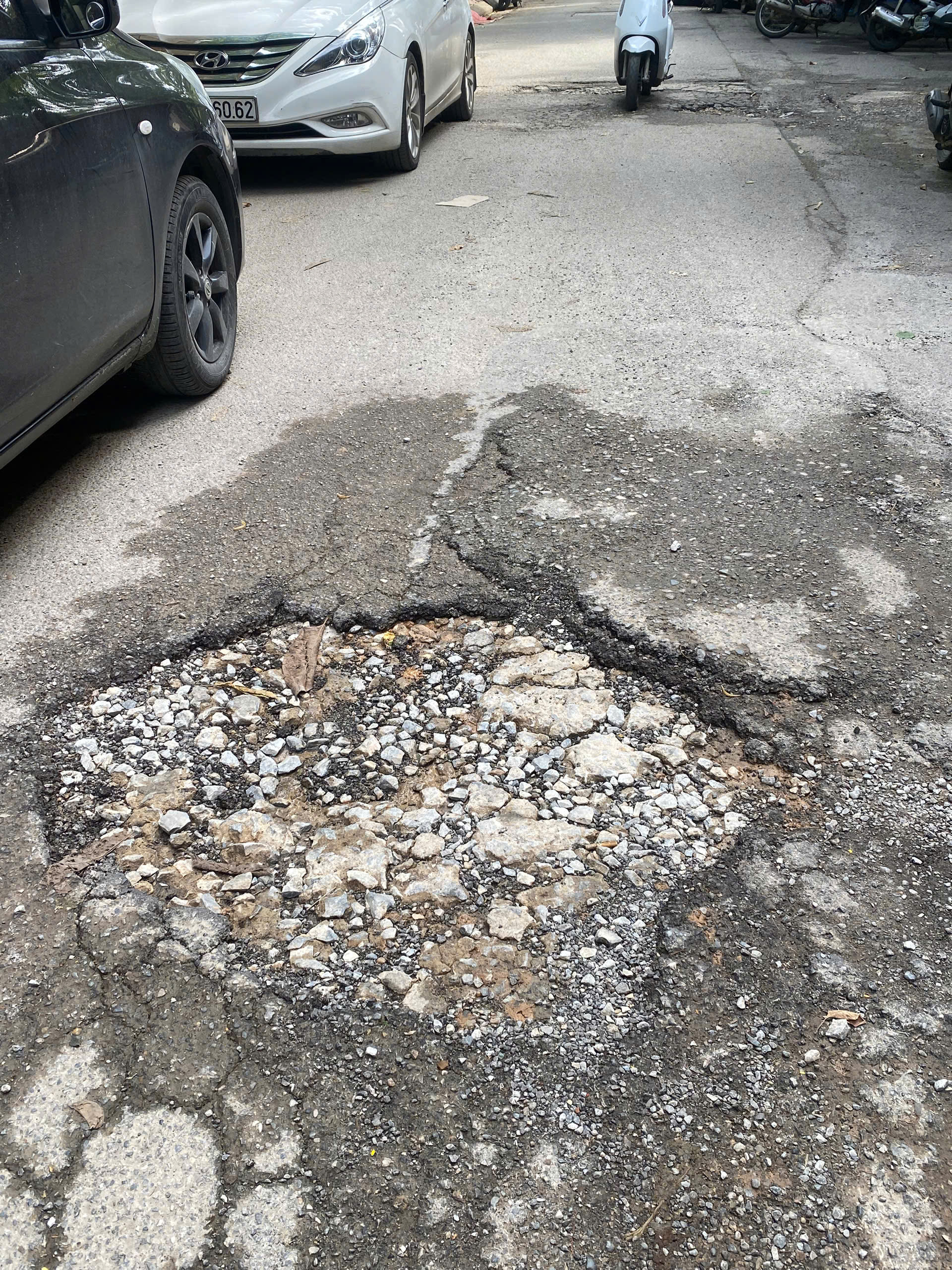 Nhiều tuyến phố nhỏ ở Hà Nội xuất hiện ổ gà, người dân lo ngại mất an toàn khi di chuyển