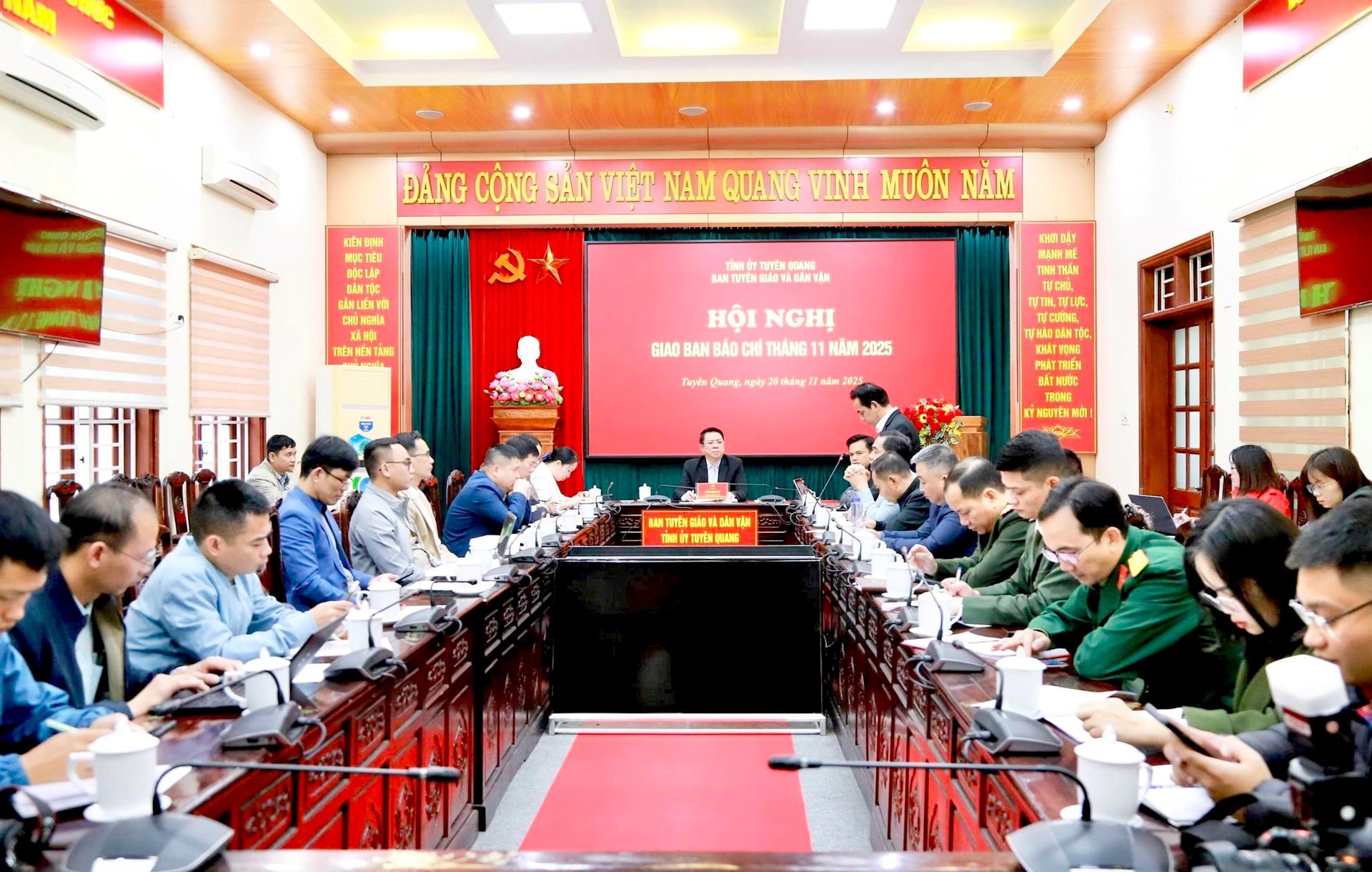 Toàn cảnh cuộc họp giao ban báo chí do Ban Tuyên giáo và Dân vận Tỉnh ủy Tuyên Quang sáng ngày 20/11. Toàn cảnh cuộc họp giao ban báo chí do Ban Tuyên giáo và Dân vận Tỉnh ủy Tuyên Quang sáng ngày 20/11.