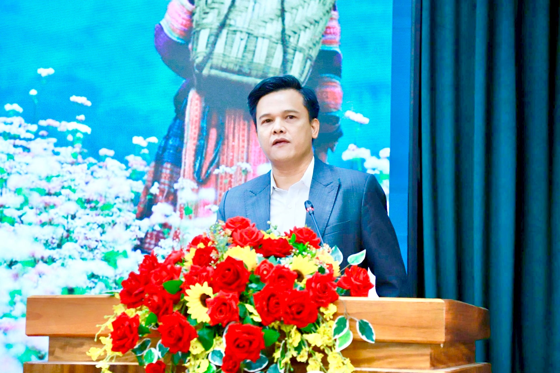 Ông Nguyễn Văn Hòa, Phó Giám đốc Sở Văn hóa, Thể thao và Du lịch tỉnh Tuyên Quang thông tin tại cuộc họp. Ông Nguyễn Văn Hòa, Phó Giám đốc Sở Văn hóa, Thể thao và Du lịch tỉnh Tuyên Quang thông tin tại cuộc họp.