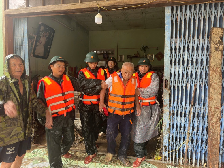 Bộ đội 'đi từng nhà, rà từng hộ' ứng cứu, tiếp tế thực phẩm cho người dân