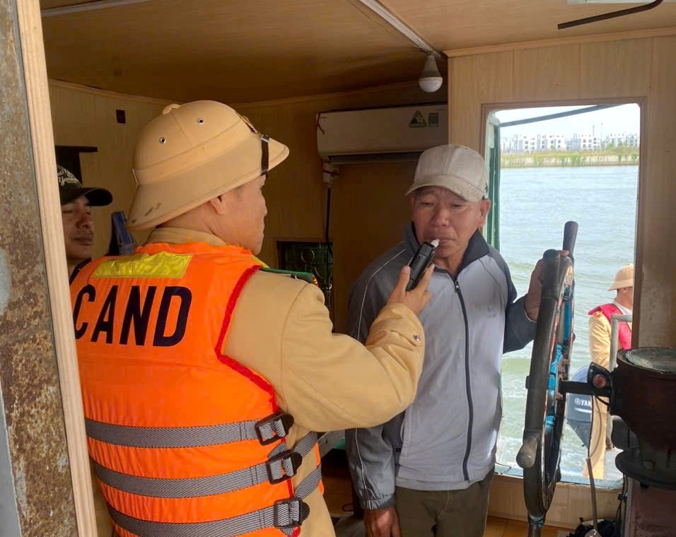 Đội Cảnh sát đường thuỷ số 1 kiểm tra nồng độ cồn người điều khiển phương tiện thuỷ.