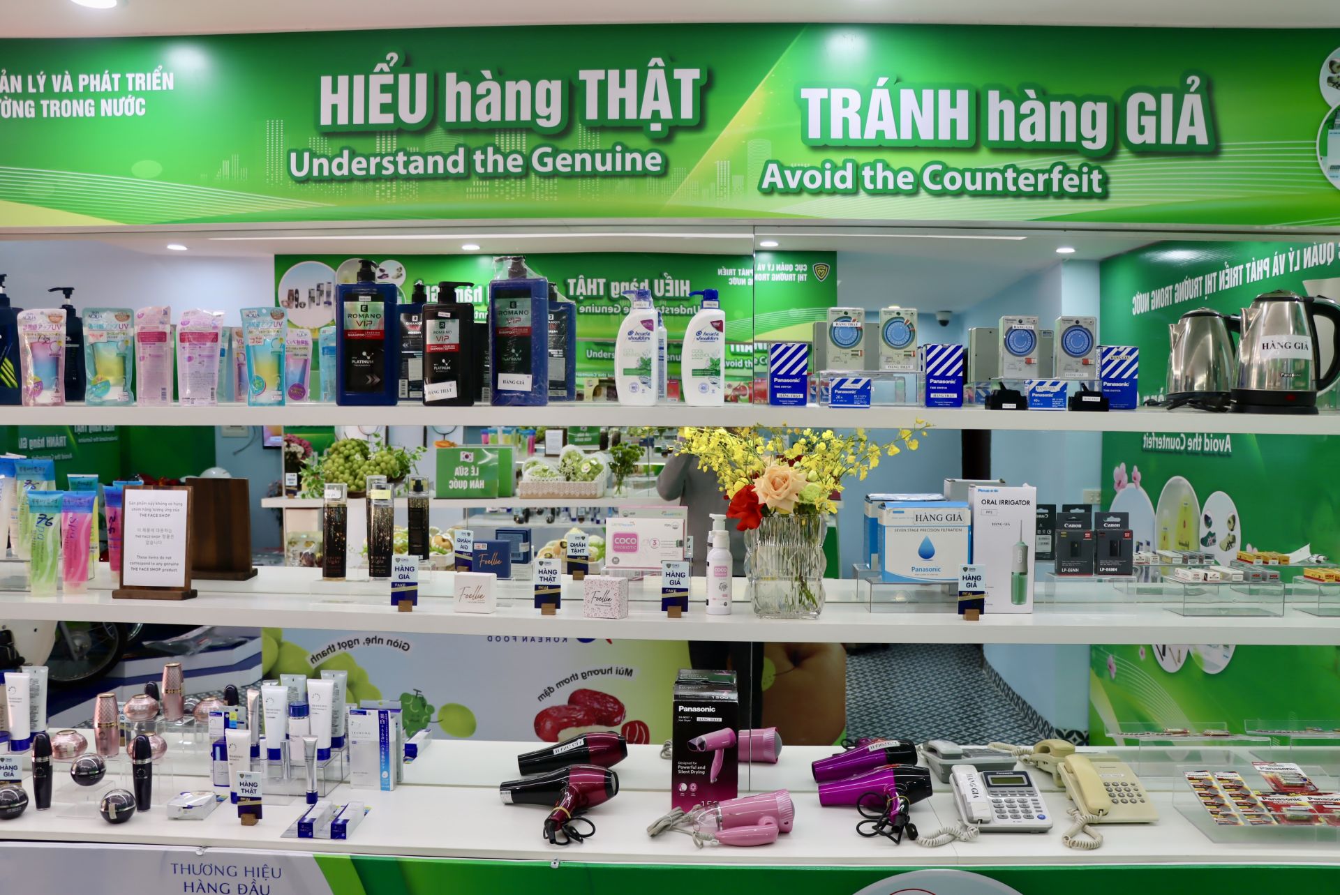 Trên 500 sản phẩm thật - giả được trưng bày phục vụ người dân tới tham quan