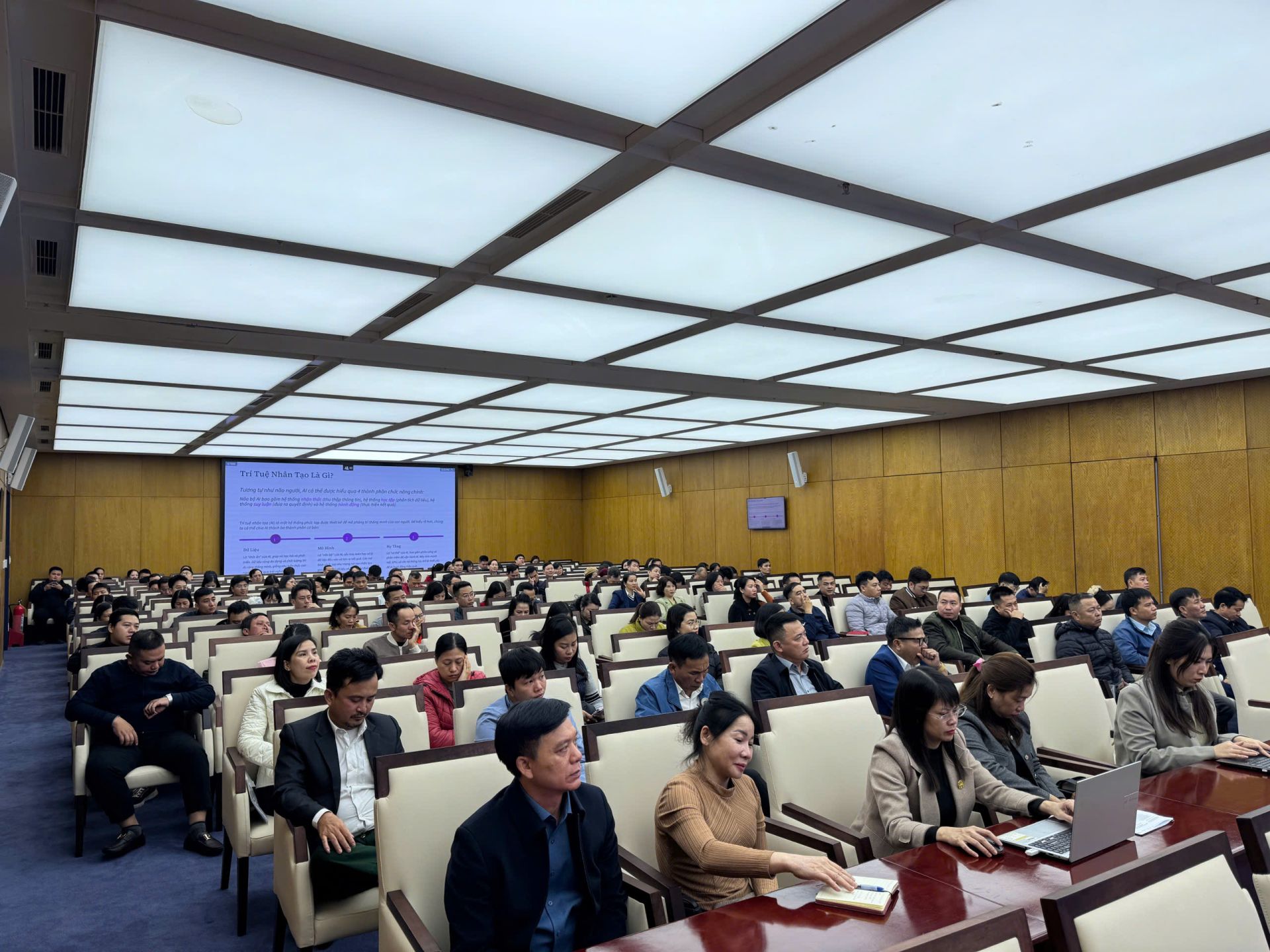 Đại biểu tham dự Lớp tập huấn tại điểm cầu Trung t&acirc;m Hội nghị biểu diễn th&agrave;nh phố.