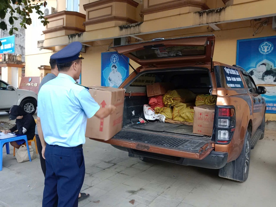 Lực lượng QLTT tỉnh Tuyên Quang kiểm tra hàng hóa trên phương tiện vận tải