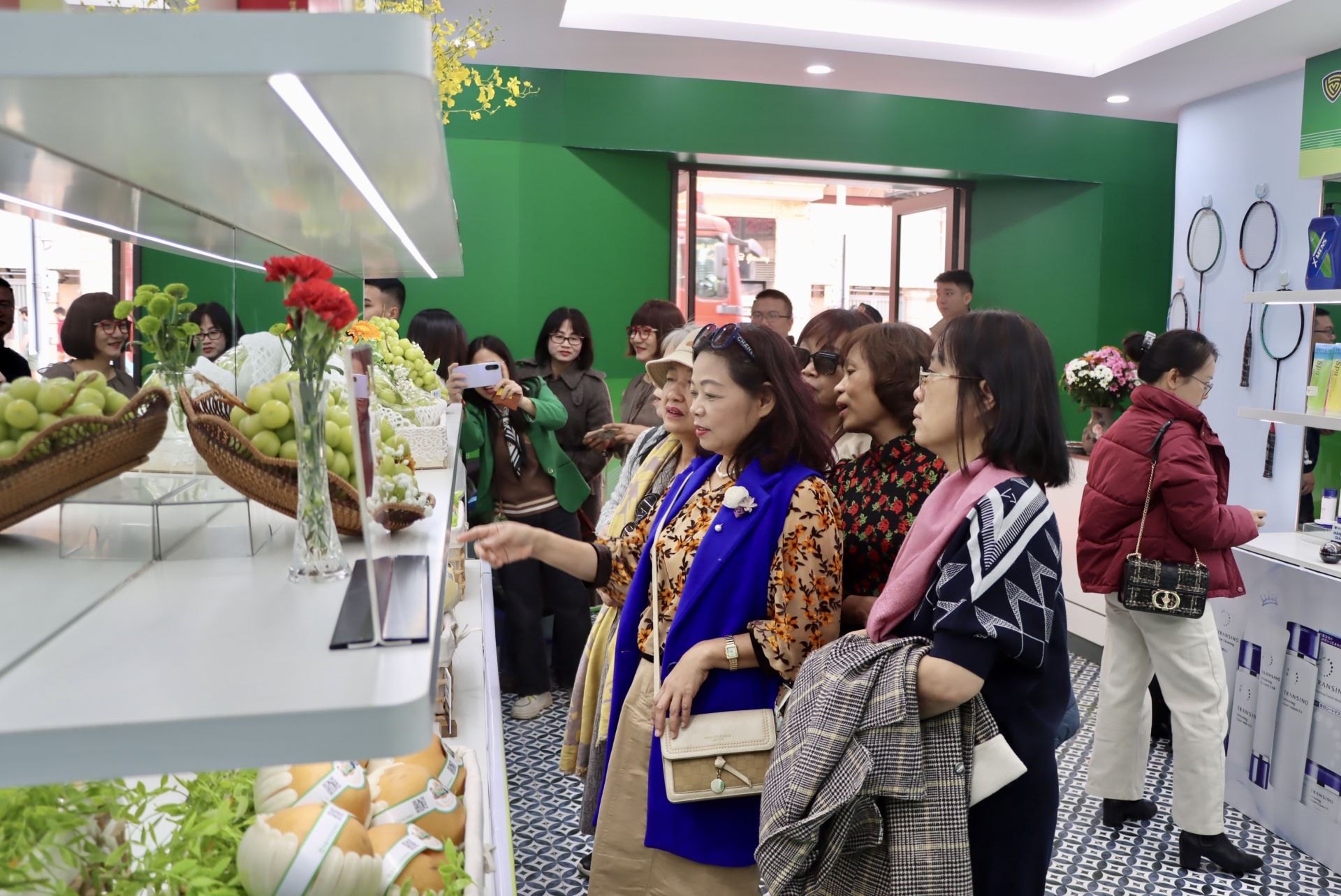 Hoạt động thu hút đông đảo người dân đến tham quan