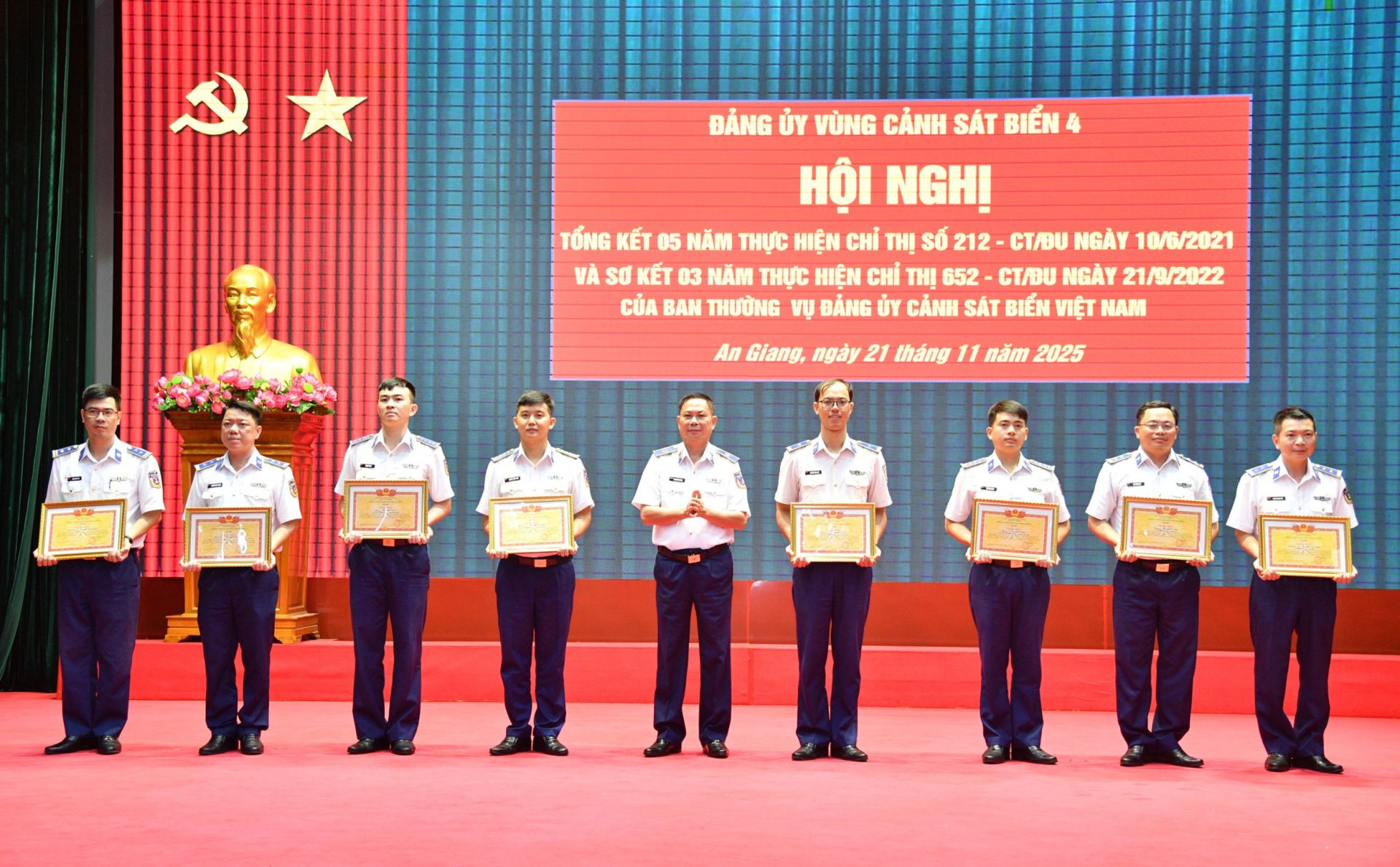 Thiếu tướng Nguyễn Văn Dũng trao thưởng cho các tập thể, cá nhân đạt thành tích tốt trong thực hiện Phong trào “Bốn tốt, bốn không, bốn chống”. Thiếu tướng Nguyễn Văn Dũng trao thưởng cho các tập thể, cá nhân đạt thành tích tốt trong thực hiện Phong trào “Bốn tốt, bốn không, bốn chống”.